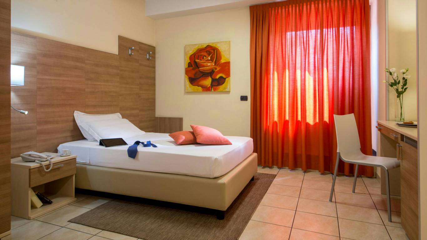 Domidea-Business-Hotel-Rome-standard-room-2020-camere-01