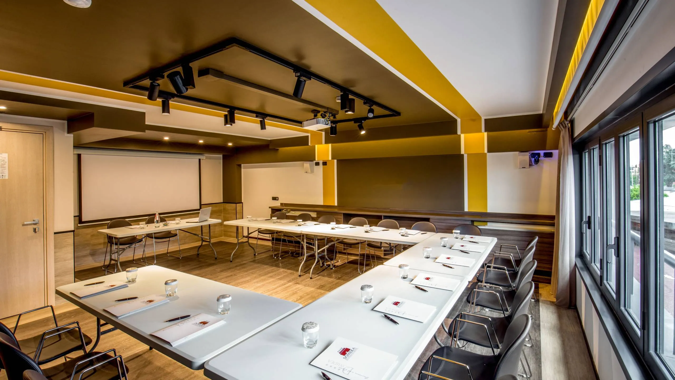 dettaglio-dotazioni-sala-meeting.jpg