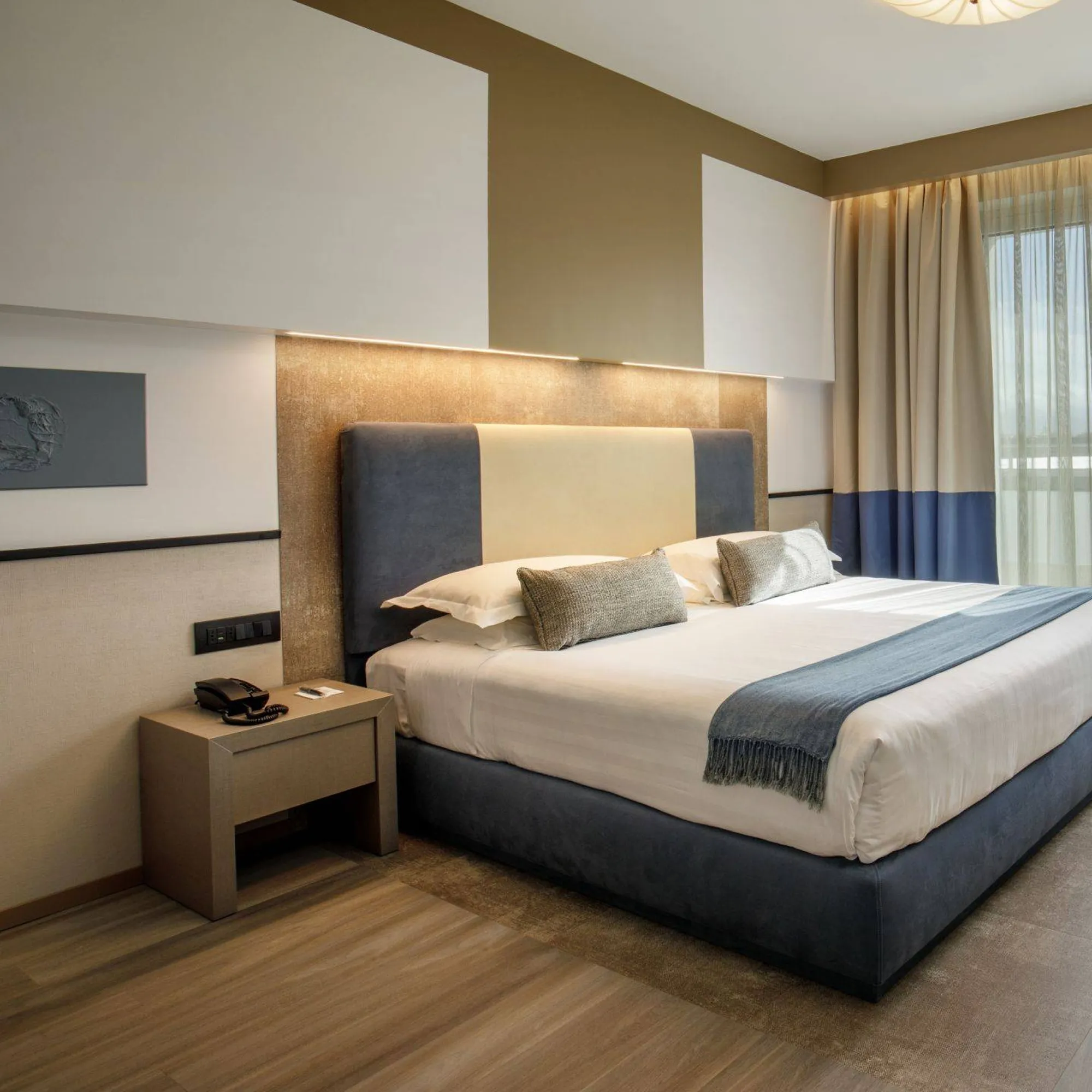 Domidea-Business-Hotel-Roma-Club-Floor-Superior-IMG-8778-quadrato