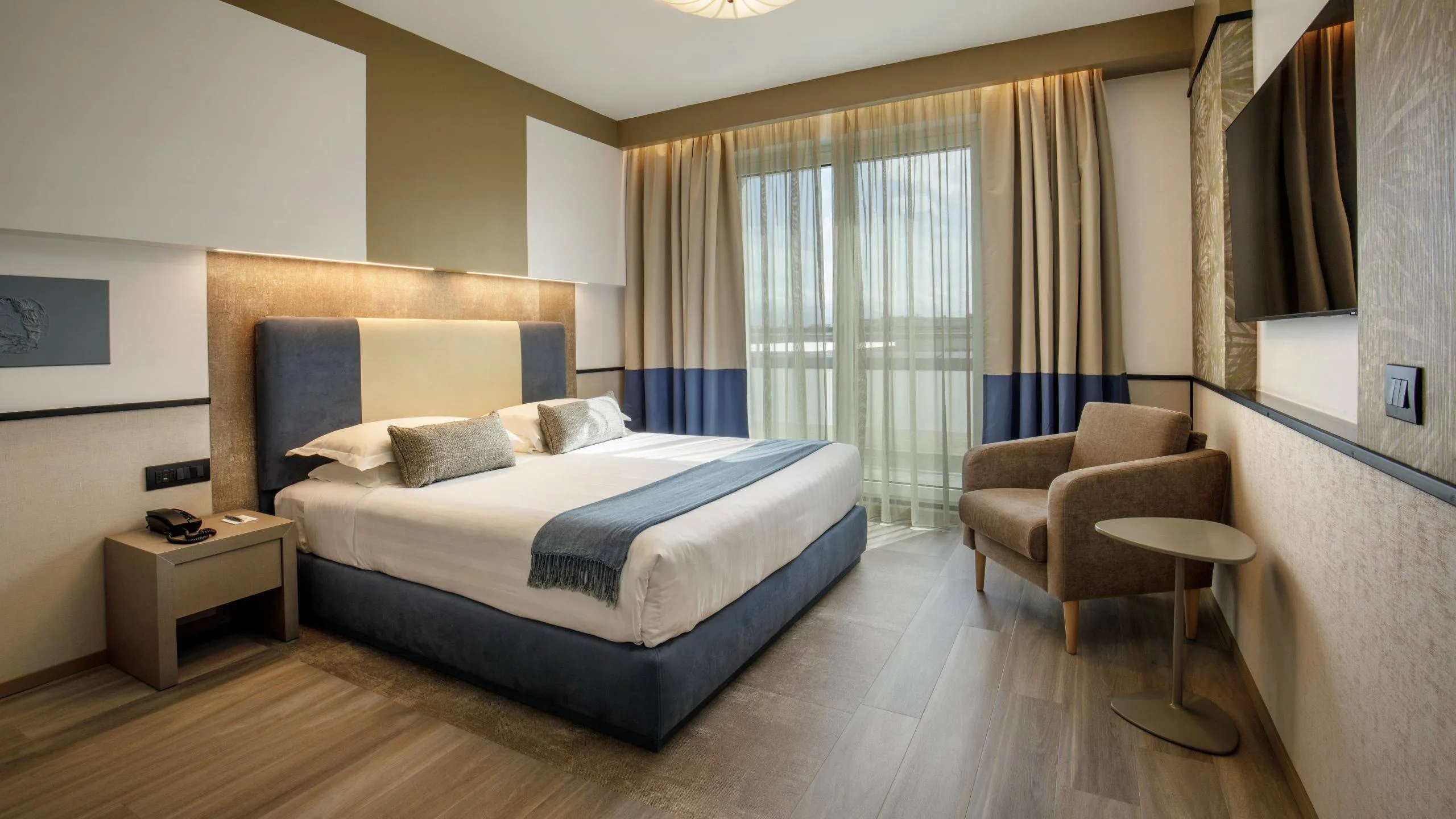 Domidea-Business-Hotel-Roma-Club-Floor-Superior-IMG-8778