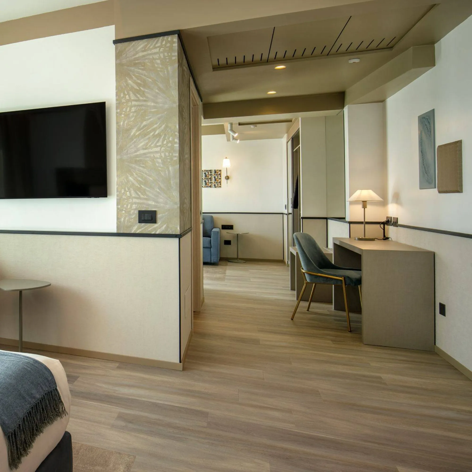 Domidea-Business-Hotel-Roma-Club-Floor-Superior-IMG-8802-quadrato