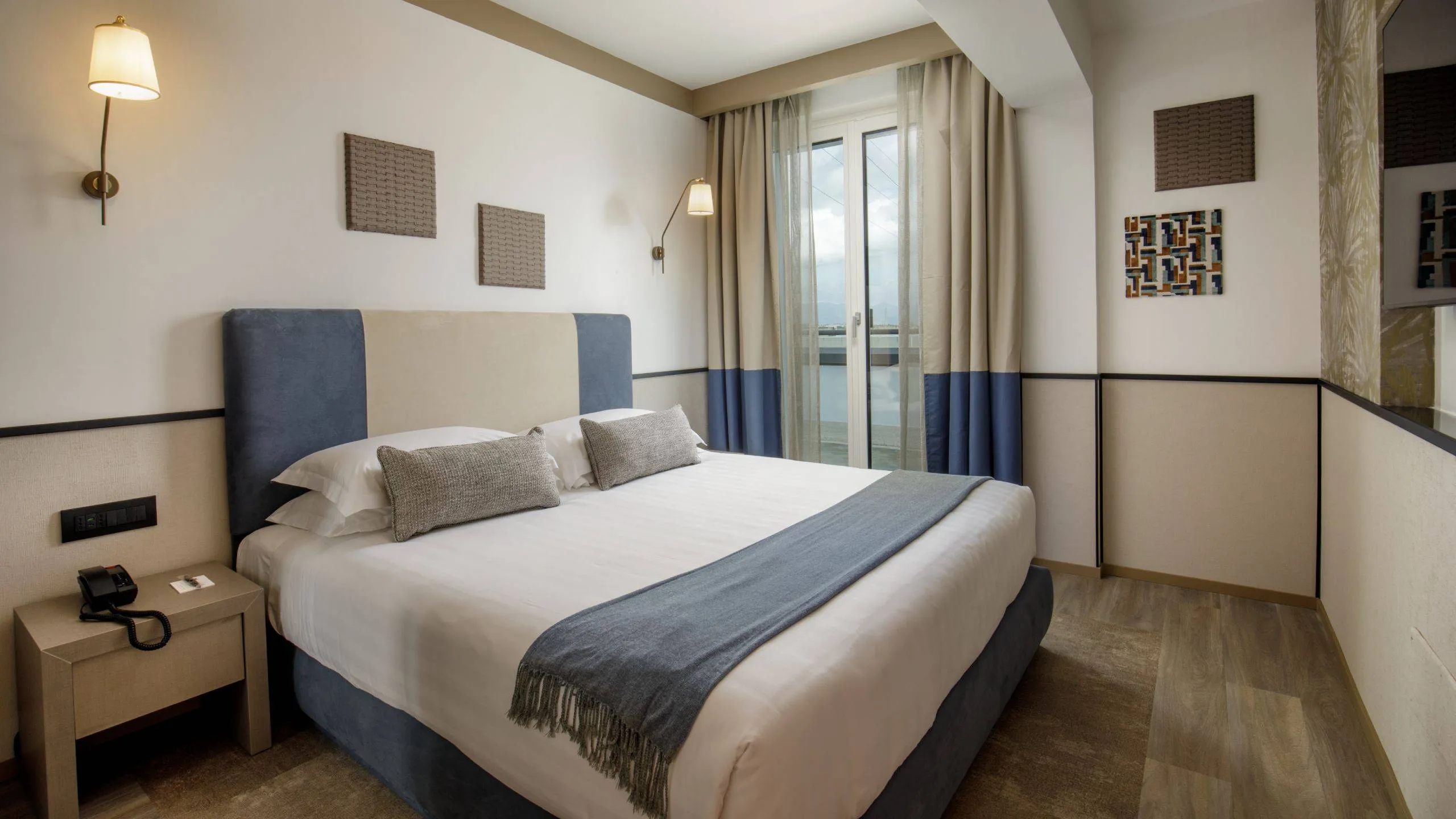 Domidea-Business-Hotel-Roma-Club-Floor-Superior-IMG-8855