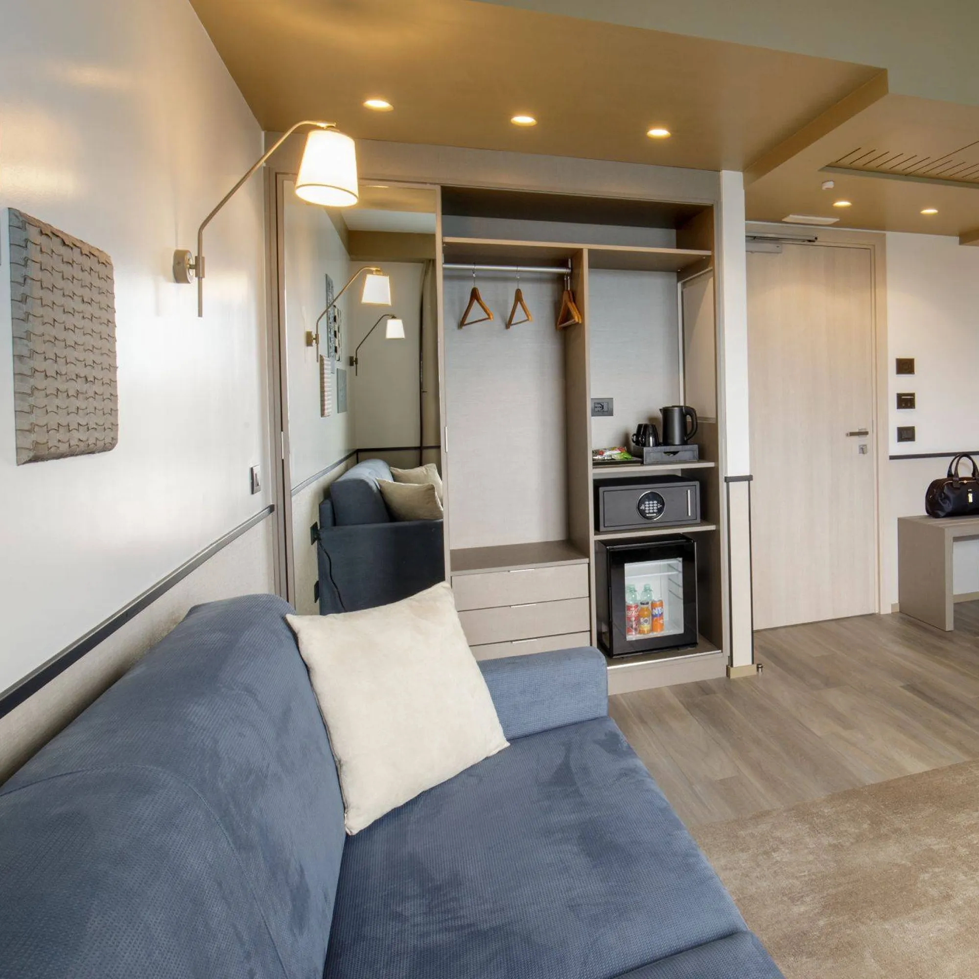 Domidea-Business-Hotel-Roma-Club-Floor-Superior-IMG-8882-quadrato