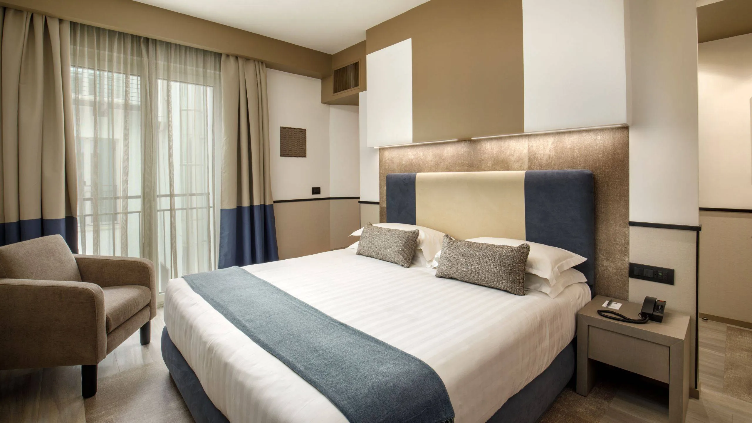Domidea-Business-Hotel-Roma-Club-Floor-Superior-IMG-8902