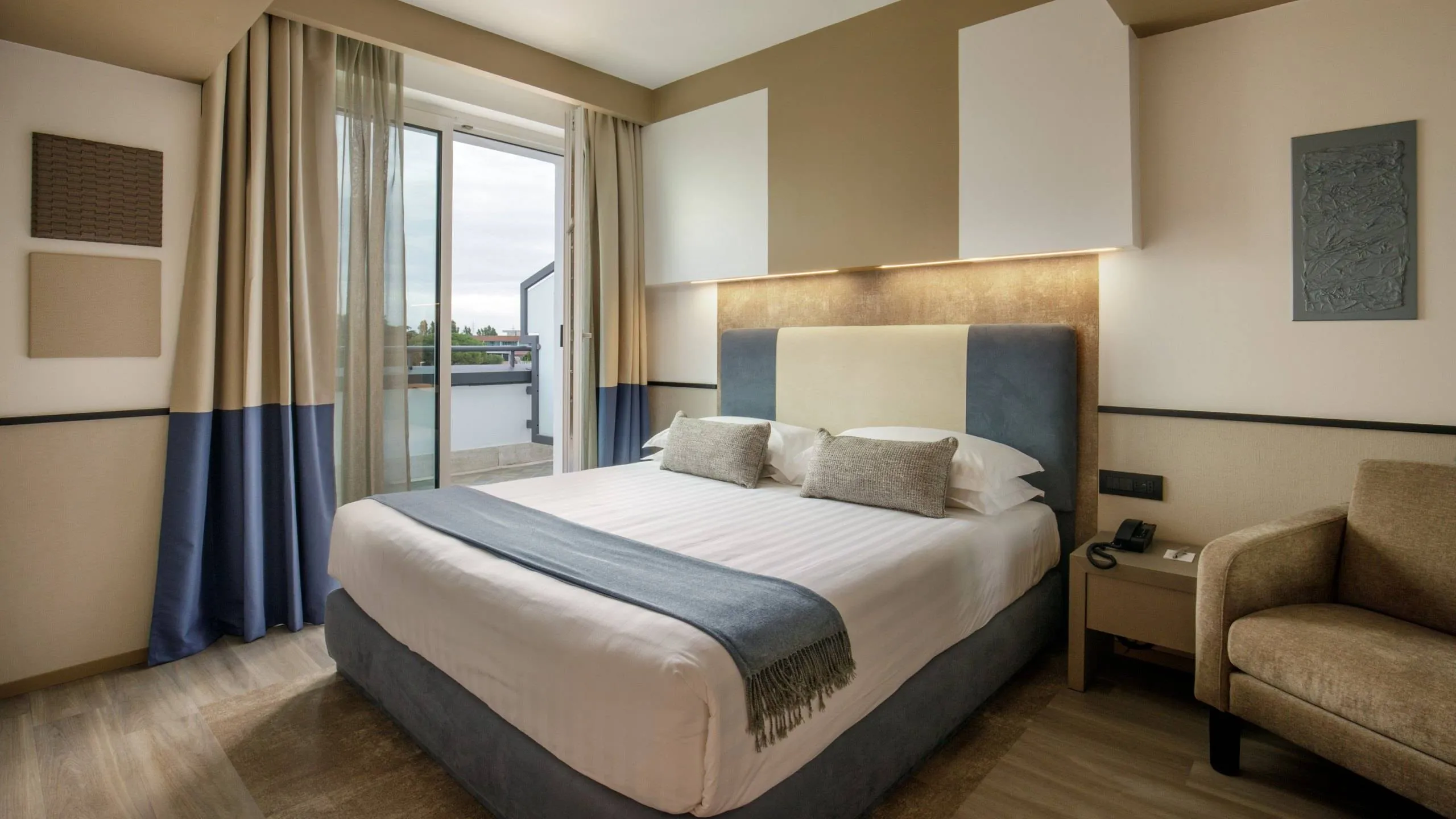 Domidea-Business-Hotel-Roma-Club-Floor-Superior-IMG-8957-1