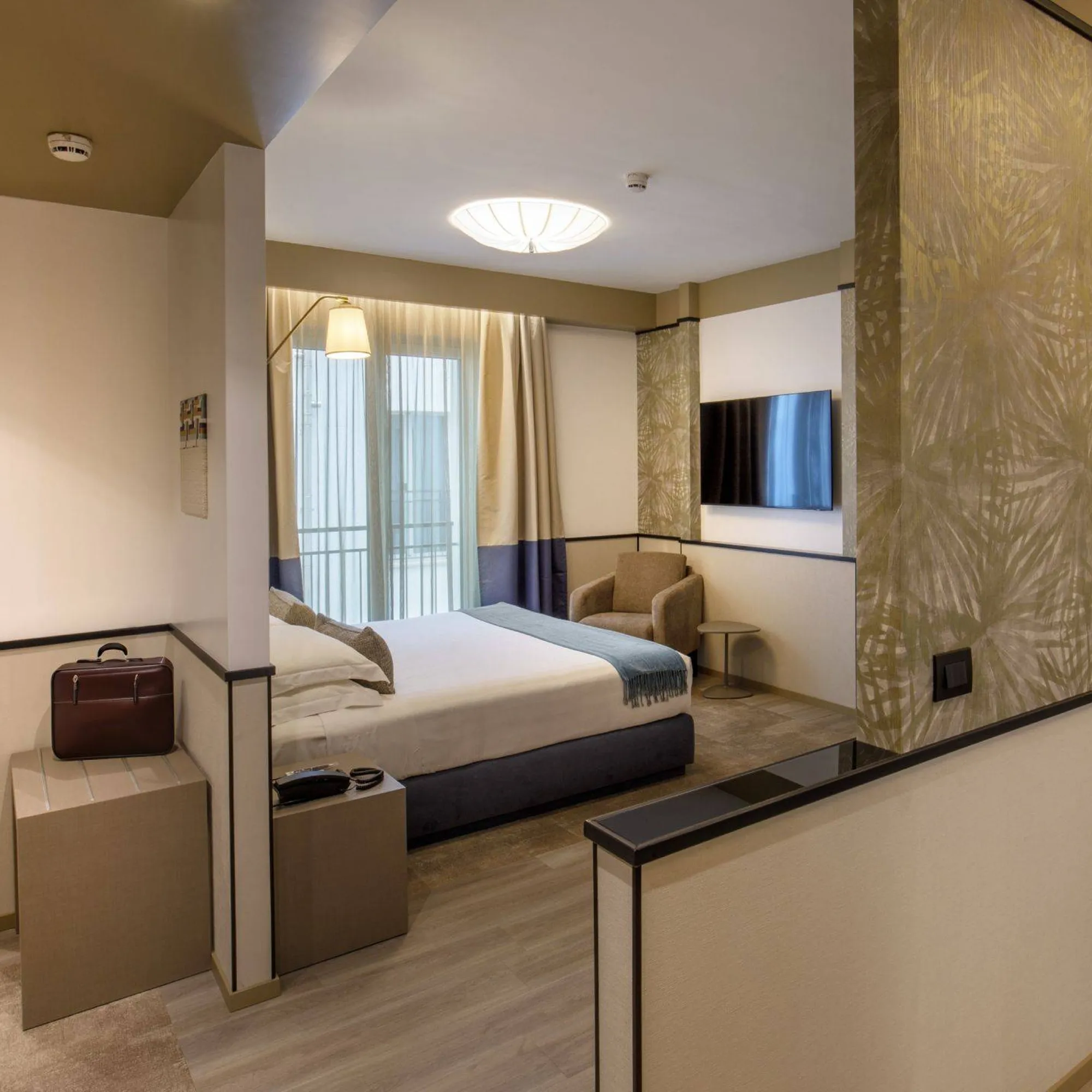 Domidea-Business-Hotel-Roma-Club-Floor-Superior-IMG-9132-quadrato