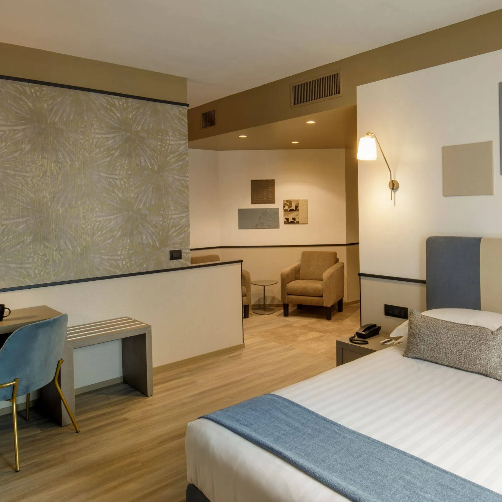 Domidea-Business-Hotel-Roma-Club-Floor-Superior-IMG-9172-quadrato