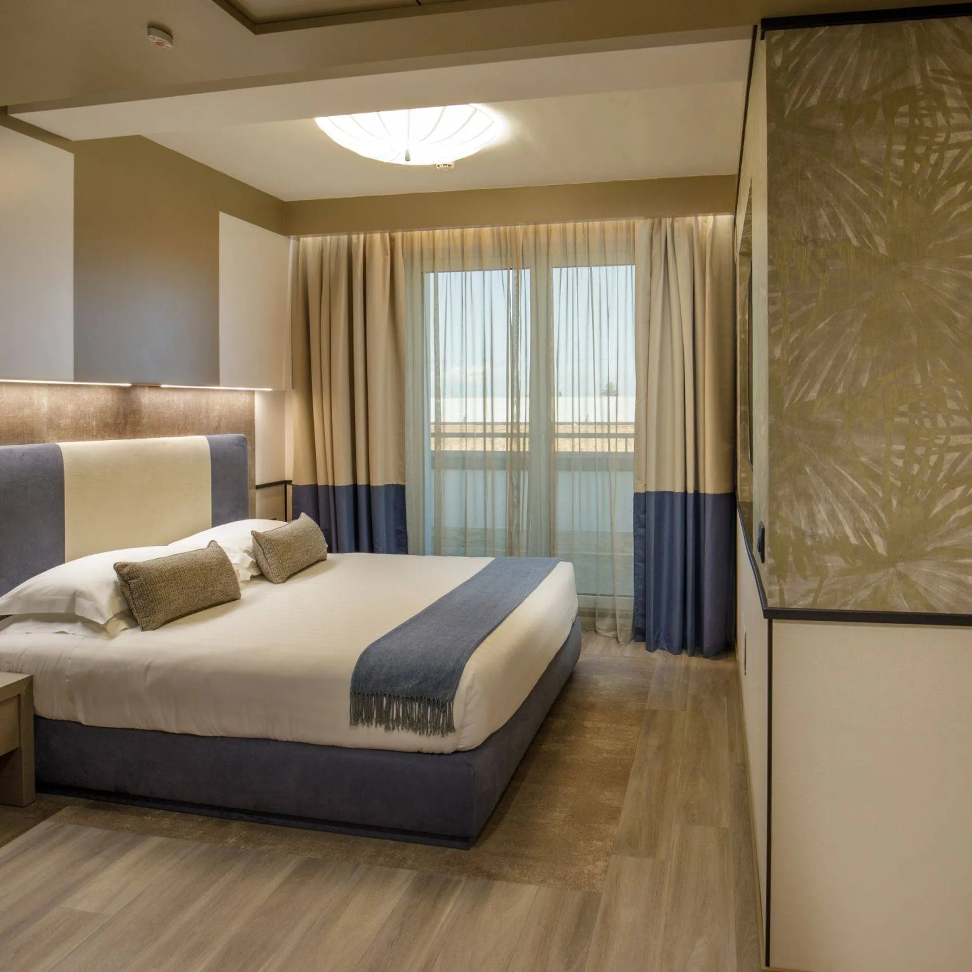 Domidea-Business-Hotel-Roma-Club-Floor-Superior-IMG-9186-quadrato