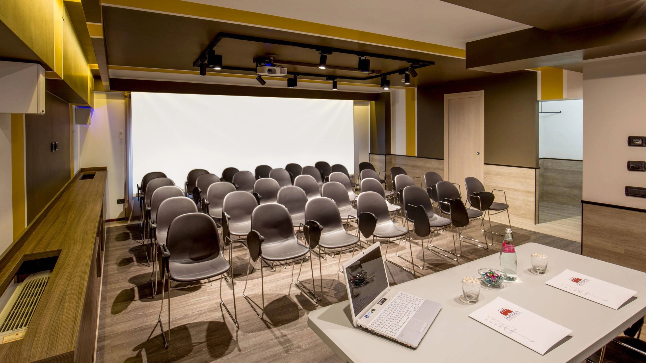 Hotel-Domidea-sala-meeting-3054-ritoccata