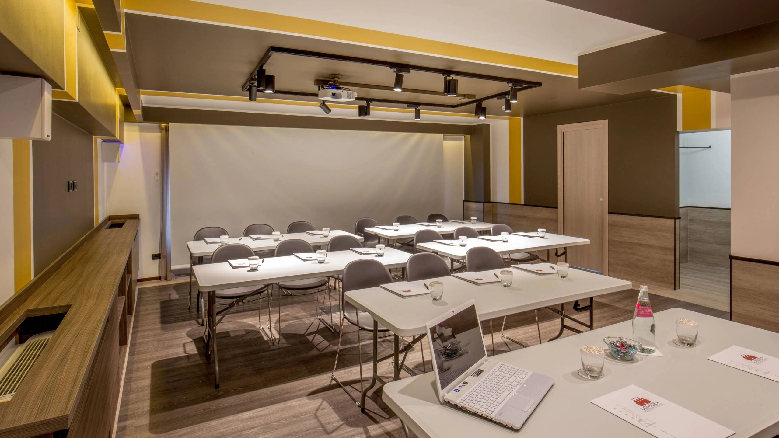 Hotel-Domidea-sala-meeting-3069.jpg