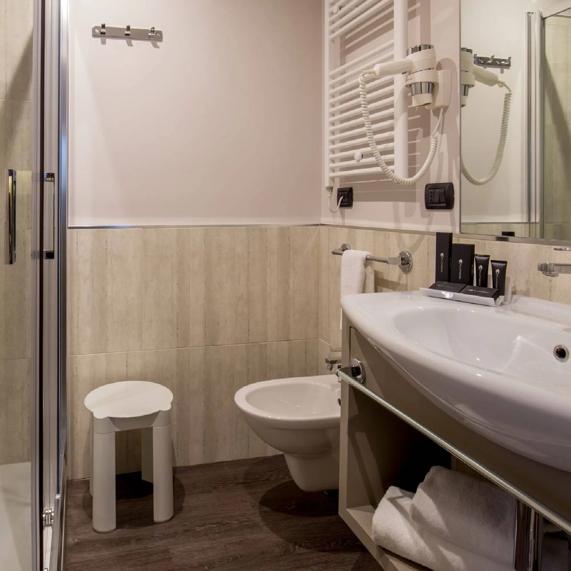 shower-Club-Floor-jpg-quadrato
